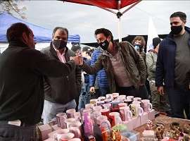 Tras comprar varios paquetes de orégano, Sartori recorrió la feria; dijo: "muchos esperaban que fuera yo el primero en irme..."