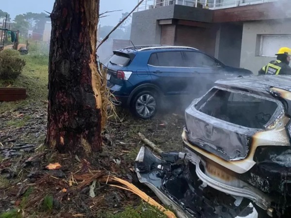 Un rayo cayó sobre un auto y lo prendió fuego