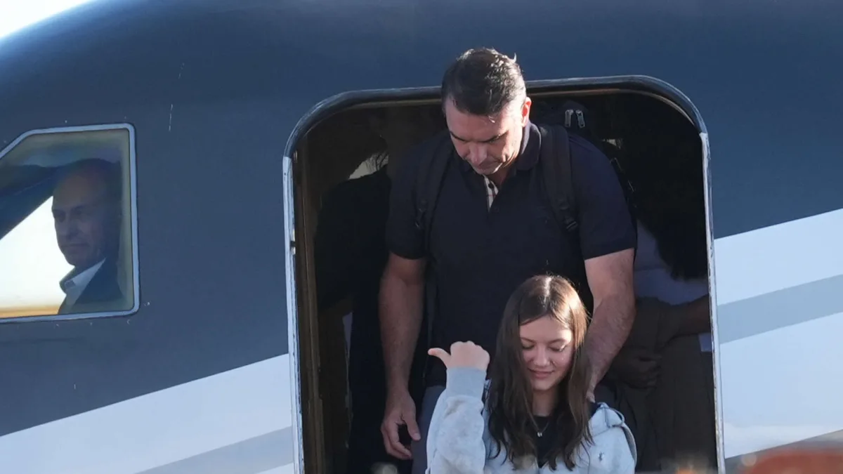 Flávio Bolsonaro den...