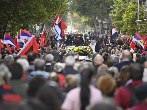 VIVO ┃ Avanza el cortejo fúnebre de José Mujica que se dirige al Palacio Legislativo