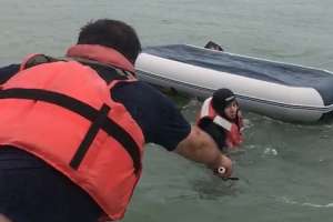 La Armada Nacional rescató a dos personas a la altura del balneario Bella Vista, luego de que su embarcación se diera vuelta