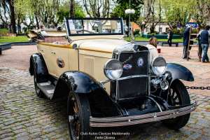 Paseo de autos clásicos desde San Carlos a Punta del Este