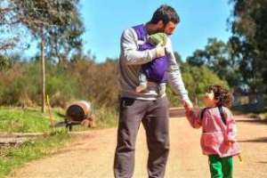 Exposición “Padres de Uruguay y Suecia” alienta a romper los estereotipos de crianza