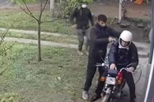 Un hombre fue asaltado al llegar a su casa en el barrio Iporá; Lo golpearon y le llevaron la moto