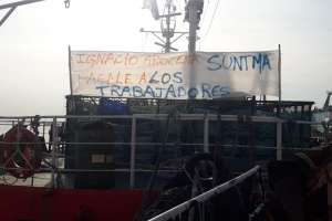 Trabajadores del SUNTMA están acampados en Punta Ballena, frente a la casa del dueño del barco “Badaro”