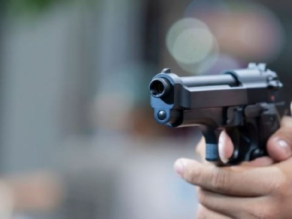 Agredió a su expareja y luego intentó dispararle delante de dos niños