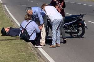 Auto argentino embiste a dos ocupantes de una moto y se da a la fuga