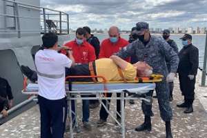 La Armada realizó rescate en el mar de una persona con un posible ACV