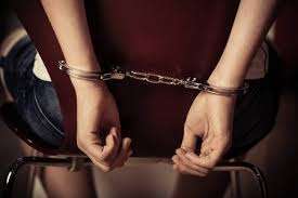 Mientras un adolescente se dirigía a estudiar, otro lo esperaba para robarlo; fue formalizado