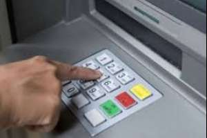 Robó una tarjeta de débito de un familiar en San Carlos, retiró dinero varias veces, pero lo atraparon