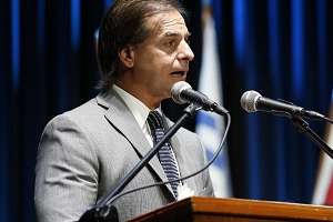 Lacalle Pou se comprometió con San Carlos; saludó a Darío Pérez que reapareció en la asunción del alcalde Pereyra