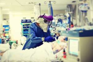 Enfermeros necesitan 8 implementos adicionales para atender a un enfermo de Covid 19, dijo director de hospital de Maldonado