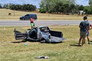 Una camioneta se estrelló contra dos columnas en Ruta 39; sus ocupantes sufrieron heridas leves
