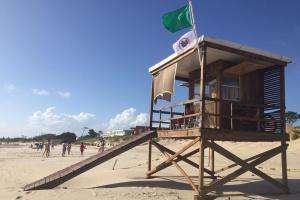 Guardavidas colocaron bandera de NO aglomeración en la Parada 1 de la Playa Mansa y La Rinconada