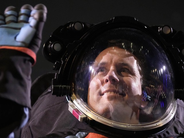 Con nuevos trajes espaciales, la NASA llevará por primera vez una mujer a la luna