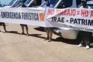 Transportistas de Turismo se movilizaron en Punta del Este en reclamo al gobierno por la situación que enfrentan