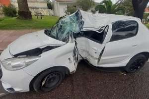 Bomberos rescató a joven atrapado en auto tras chocar contra columna
