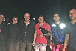 Conductor fue rescatado de un árbol tras ser arrastrado y hundirse su vehículo en el agua