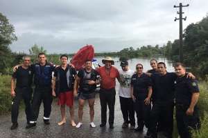 Arriando ganado un hombre fue arrastrado por la corriente y bomberos lo rescataron
