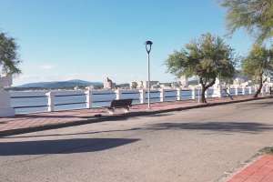 Prohiben estacionamiento en acera Norte de la “ramblita”