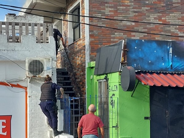 Evitaron propagación de un incendio y salvaron  un gato