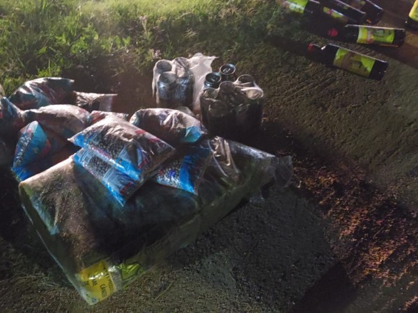Espectacular persecución a un vehículo con contrabando que se fue despojando de la mercadería en la ruta