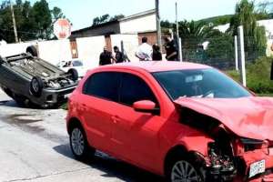 Choque y vuelco de autos con seis ocupantes dejó lesionados leves 