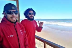 Guardavidas y surfistas rescatan a 4 adolescentes arrastrados por el mar en Solís