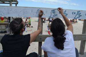 Plasmaron el alfabeto en Lengua de Señas Uruguaya en la Playa Accesible de Piriápolis