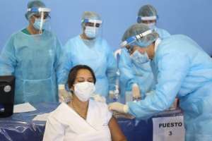 Comenzó la vacunación de vacunadores en Maldonado y la primera fue Andrea Moreno