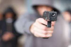 Una mujer rapiñó, arma en mano, a un taxista y también robaron un comercio