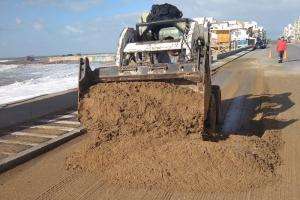 Trabajan para despejar la arena en zonas costeras