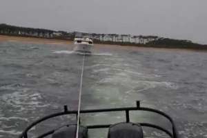 Prefectura asistió a embarcación varada en Gorriti