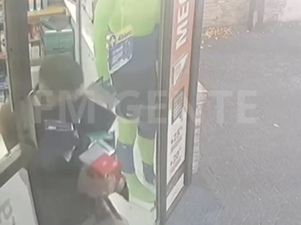 Llegó en camioneta, simuló interés preguntando precios, rompió el vidrio de la farmacia y huyó con perfumes