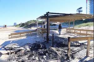 Vandalizaron e incendiaron la infraestructura de la Playa Accesible