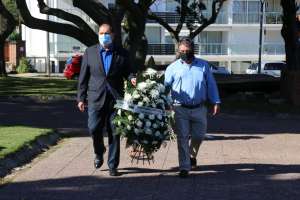 IDM homenajeó con ofrenda floral fecha patria y subraya que fue un hecho épico