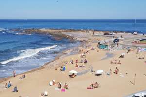 En un atípico primero de mayo por la temperatura, muchos disfrutaron de la playa