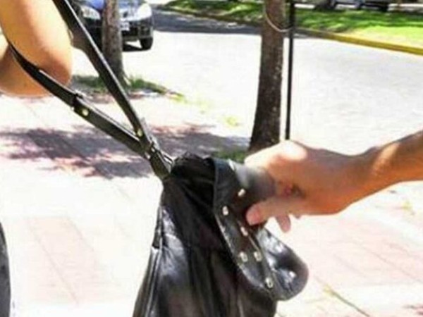 Arrebatadora fue detenida tras cometer el robo en el centro de Maldonado; lo hace para financiar su consumo de drogas