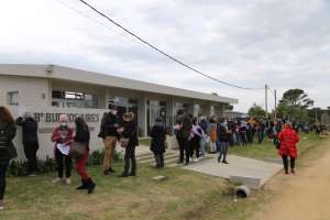 Con algunos incidentes menores se cumple vacunación en el balneario Buenos Aires