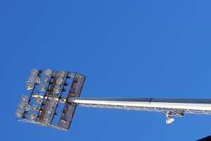 La caída de luminarias del campus preocupa a funcionarios y personas que concurren a vacunatorios