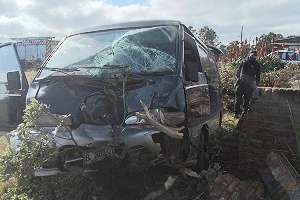 Camioneta se estrelló contra un muro pero conductor resultó ileso