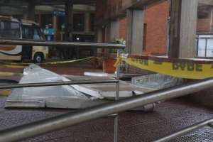 Temporal voló parte del techo de la terminal de Punta del Este
