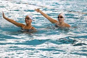 Nadadores de alto rendimiento se preparan en la piscina del Campus para sus competencias