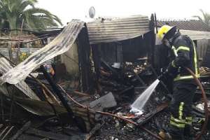 Incendio generalizado consumió una casa y afectó a otra vecina