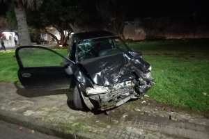 Accidente deja una mujer golpeada; se presume que uno de los autos era robado y sus ocupantes huyen