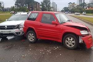 Choque múltiple en zona de shopping culminó con vuelco de uno de los autos