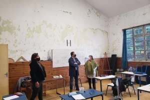 Echeverría recorrió Escuela 1 y definió como “realmente crítico” su estado general