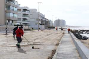 Tras el temporal que afectó la zona costera se continúan realizando trabajos tanto desde la IDM como Bomberos