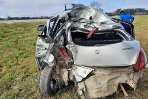 Madre e hija de 8 años lesionadas leves tras despistar y chocar con árbol en Ruta 9