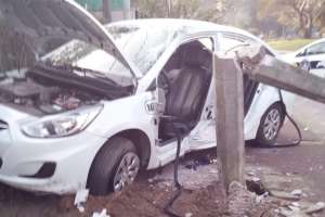 Taxi impactó contra una columna y conductor quedó atrapado